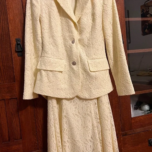 Romantic lace suit (skirt and jacket) - Picture 2 of 4